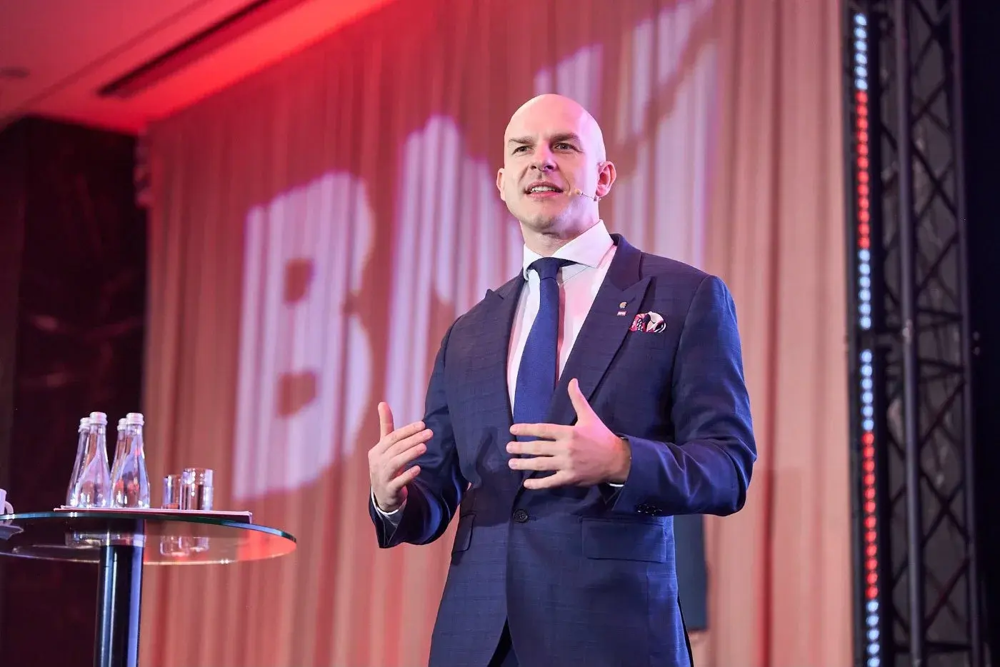 Ryszard Chmura z BNI Polska przemawia na scenie konferencji BNI