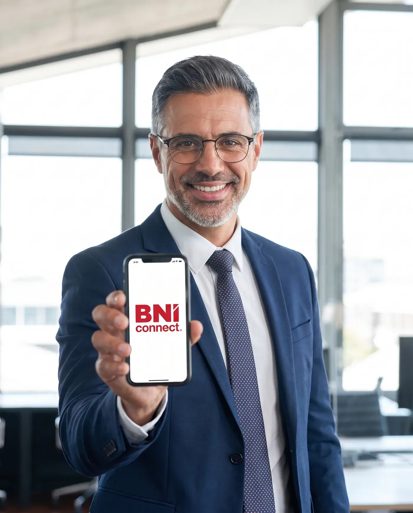 Członek BNI pokazuje telefon z otwartą aplikacją BNI Connect