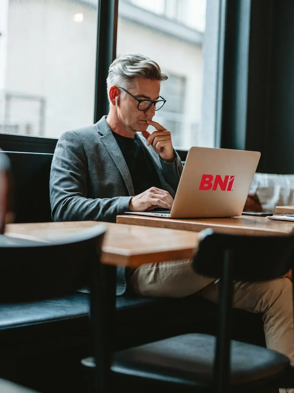 Przedsiębiorca szukający Grupy BNI na laptopie