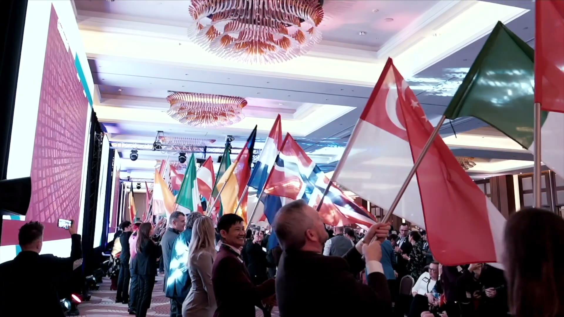 Ujęcia ze spotkań i wydarzeń BNI Polska: rozmowy przedsiębiorców, wizytówki, scena konferencji.