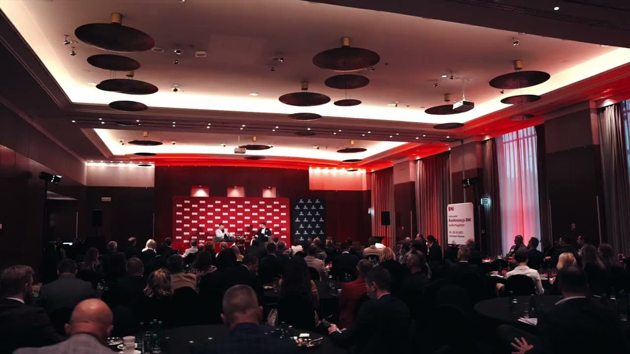Konferencja BNI 2023: pełna sala i rozmowa na scenie przed ścianką BNI