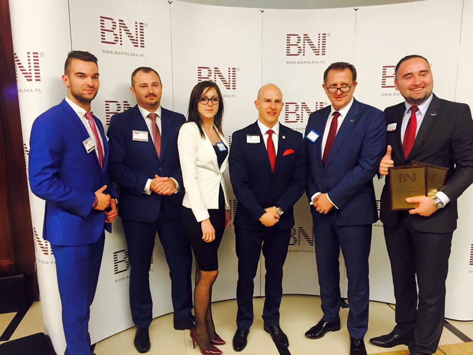 dariusz-alabrudzinski-na-konferencji-bni-odbiera-nagrode